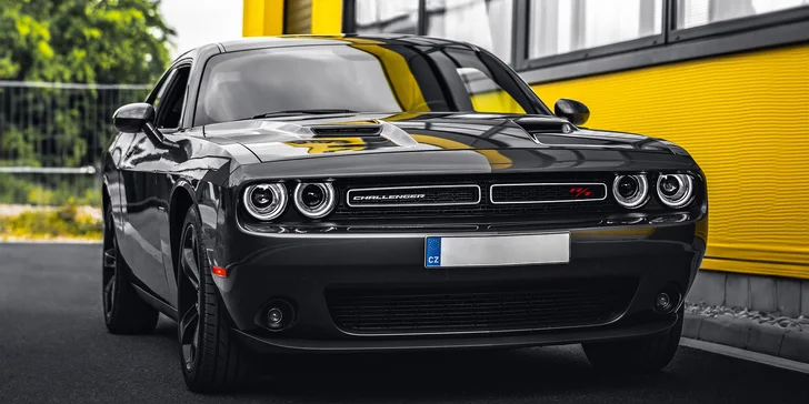 Nabušený Dodge Challenger s výkonem 375 koní: spolujízda, řízení i zapůjčení