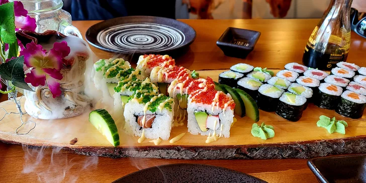 Set 32 nebo 54 ks sushi: maki, nigiri i speciální rolky podávané na suchém ledu