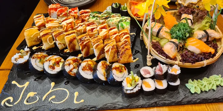 Set 32 nebo 54 ks sushi: maki, nigiri i speciální rolky podávané na suchém ledu