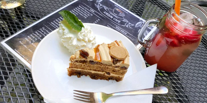 Káva nebo domácí limo a dezert ve skvěle hodnoceném Atrium Café pro 1 i 2 osoby