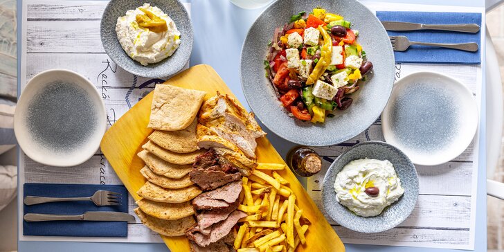 Steakové prkno z grilu v pravé řecké restauraci: rib eye, vepřová panenka i kuře, pita a hranolky