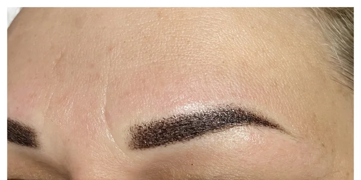 Permanentní make-up obočí pudrovou metodou či kontura a výplň rtů