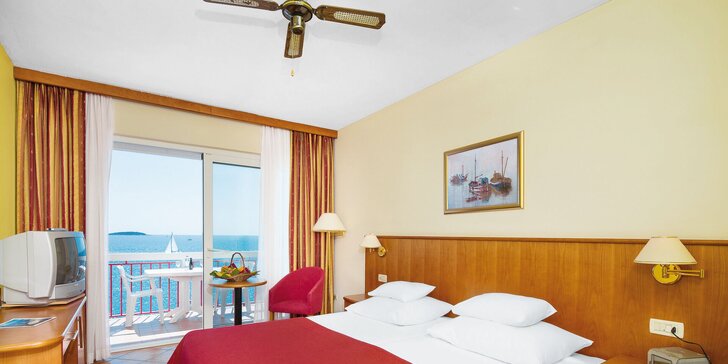 Letní dovolená v chorvatském Primoštenu: hotel se snídaní či polopenzí, 50 m od pláže