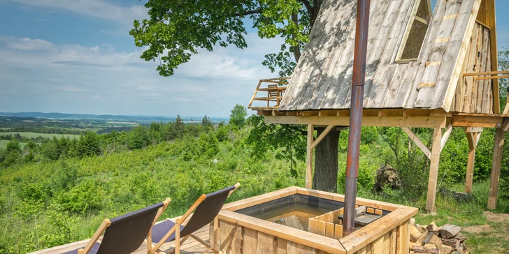 Treehouse na Vysočině: prosklené stěny i střecha s dechberoucím výhledem, venkovní wellness