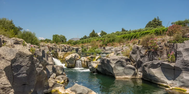 Pobyt pod Etnou ve 4* venkovském hotelu: dvoulůžkové pokoje i apartmány, bazén, zahrada, snídaně