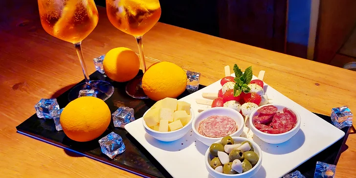 Pravé italské osvěžení: prosecco nebo Aperol Spritz i s tapas pro 2–4 osoby