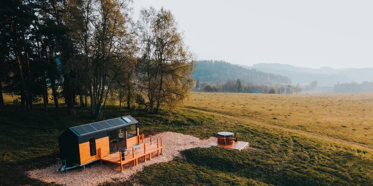 Tiny House na pastvinách u Č. Krumlova: venkovní vířivka neomezeně, terasa, gril, teplá voda