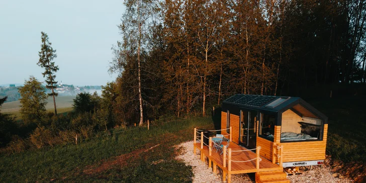 Tiny House na pastvinách u Č. Krumlova: venkovní vířivka neomezeně, terasa, gril, teplá voda