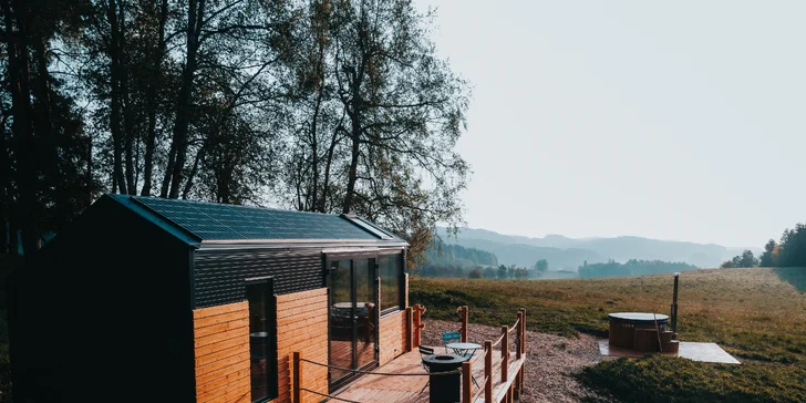 Tiny House na pastvinách u Č. Krumlova: venkovní vířivka neomezeně, terasa, gril, teplá voda