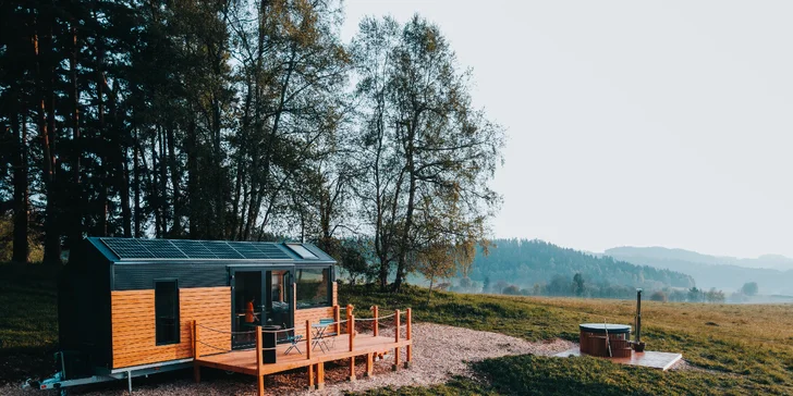 Tiny House na pastvinách u Č. Krumlova: venkovní vířivka neomezeně, terasa, gril, teplá voda