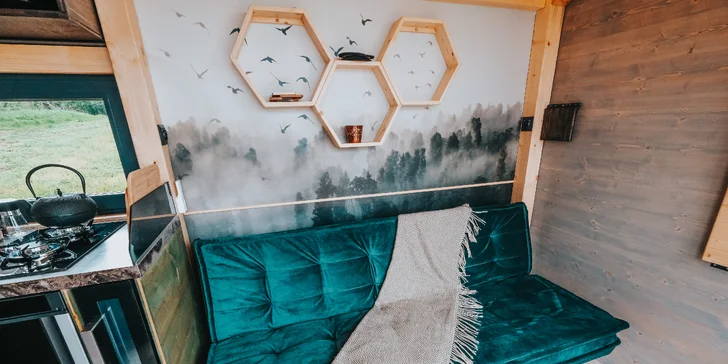 Tiny House na pastvinách u Č. Krumlova: venkovní vířivka neomezeně, terasa, gril, teplá voda