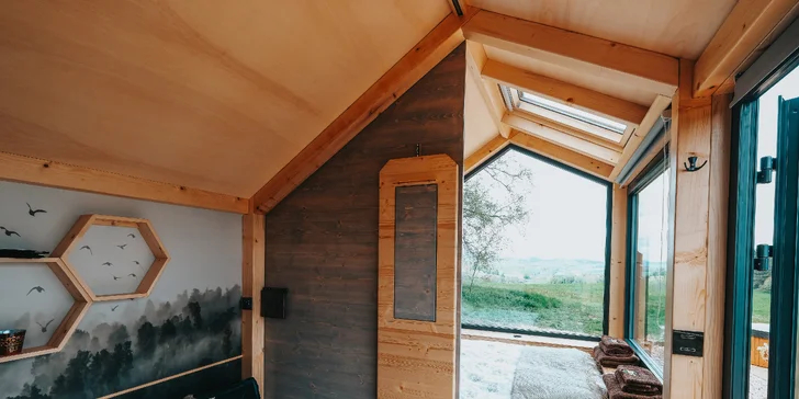 Tiny House na pastvinách u Č. Krumlova: venkovní vířivka neomezeně, terasa, gril, teplá voda