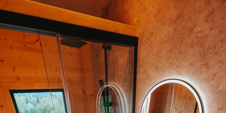 Tiny House na pastvinách u Č. Krumlova: venkovní vířivka neomezeně, terasa, gril, teplá voda