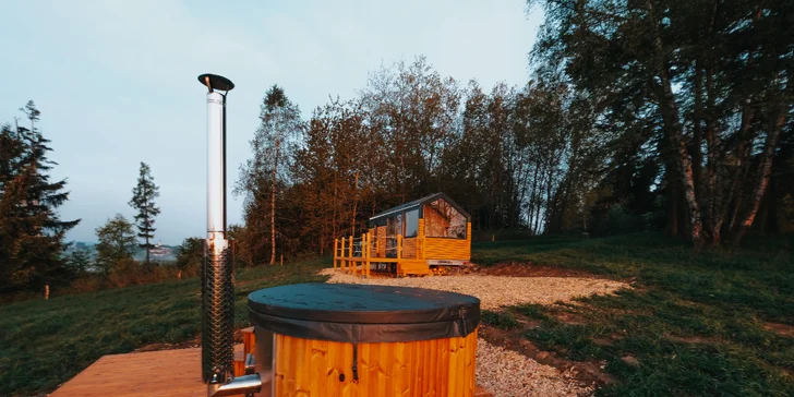 Tiny House na pastvinách u Č. Krumlova: venkovní vířivka neomezeně, terasa, gril, teplá voda