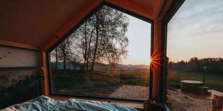 Tiny House na pastvinách u Č. Krumlova: venkovní vířivka neomezeně, terasa, gril, teplá voda