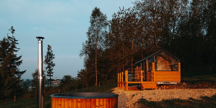 Tiny House na pastvinách u Č. Krumlova: venkovní vířivka neomezeně, terasa, gril, teplá voda