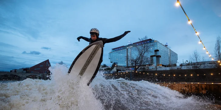 Víkendový surfing na Vltavě s instruktorem: 2hod. skupinová lekce pro 1 osobu