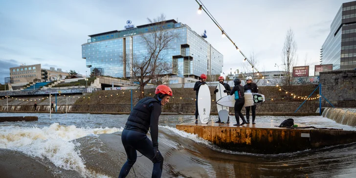 Víkendový surfing na Vltavě s instruktorem: 2hod. skupinová lekce pro 1 osobu