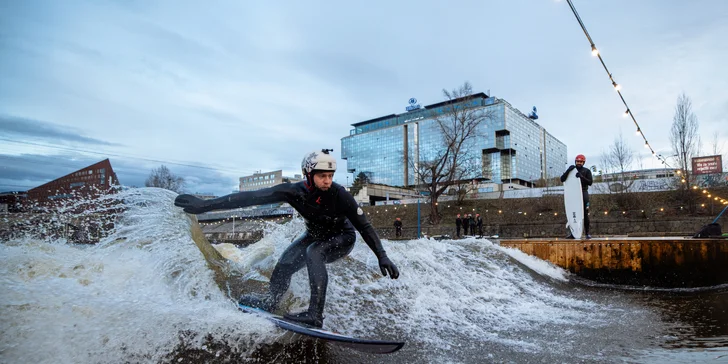 Víkendový surfing na Vltavě s instruktorem: 2hod. skupinová lekce pro 1 osobu