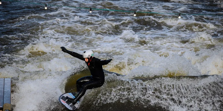 Víkendový surfing na Vltavě s instruktorem: 2hod. skupinová lekce pro 1 osobu