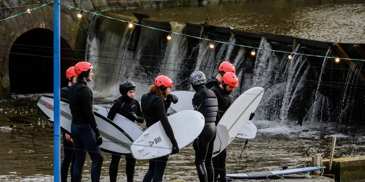 Víkendový surfing na Vltavě s instruktorem: 2hod. skupinová lekce pro 1 osobu