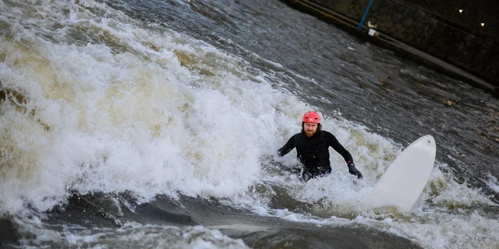 Víkendový surfing na Vltavě s instruktorem: 2hod. skupinová lekce pro 1 osobu