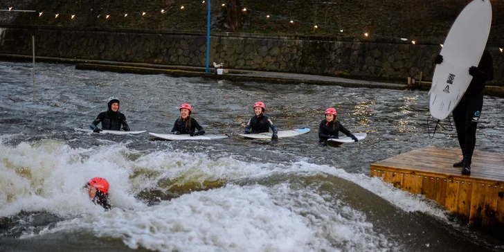 Víkendový surfing na Vltavě s instruktorem: 2hod. skupinová lekce pro 1 osobu