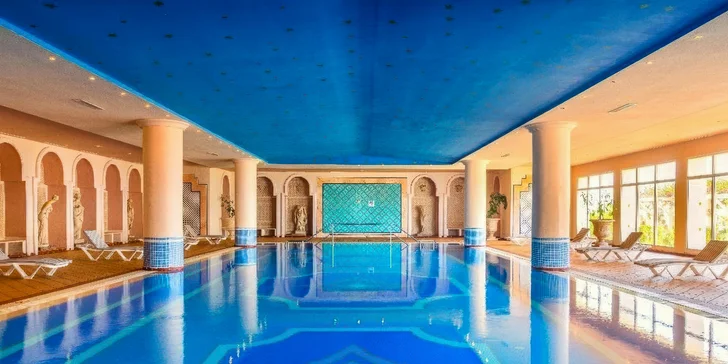 Hotel disponuje vnitřním a venkovním bazénem s jacuzzi.