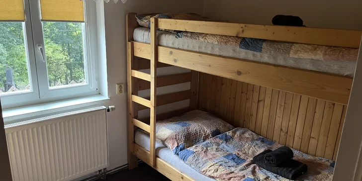 V rodinnej izbe je poschodová posteľ.