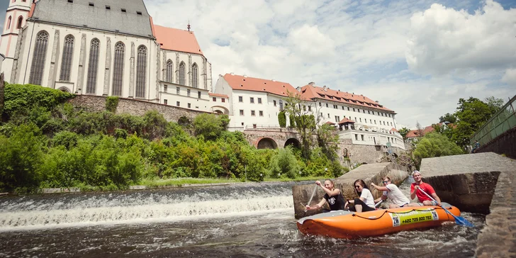 Hodinová plavba historickým Českým Krumlovem: paddleboard, kanoe či raft pro 1–6 osob