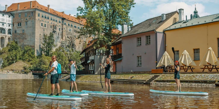 Hodinová plavba historickým Českým Krumlovem: paddleboard, kanoe či raft pro 1–6 osob