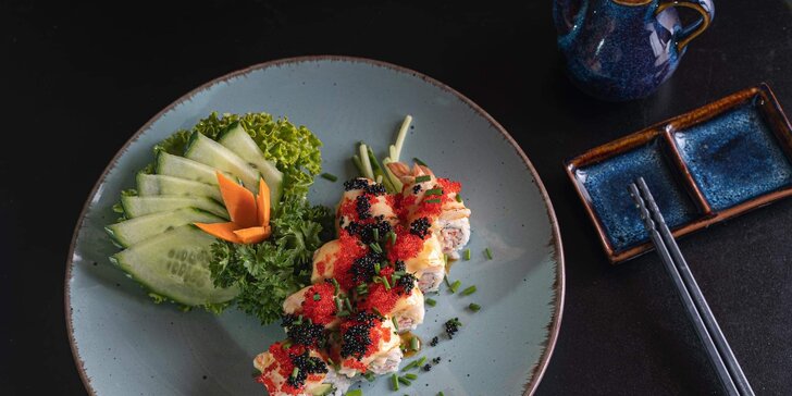 Sushi sety i crunchy nebo fushion roll dle vlastního výběru v elegantním karlínském restaurantu The Cozy