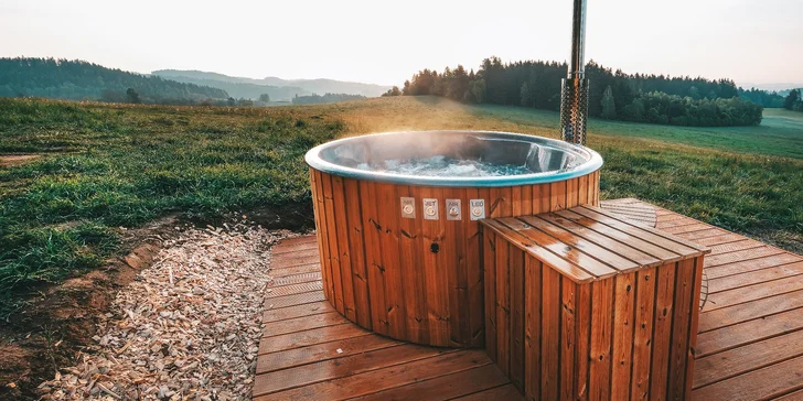 Tiny House na pastvinách u Č. Krumlova: venkovní vířivka neomezeně, terasa, gril, teplá voda