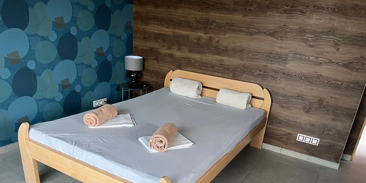 2 hodiny v privátním střešním wellness pro 2 osoby: vířivka s výhledem, sauna a lahev sektu