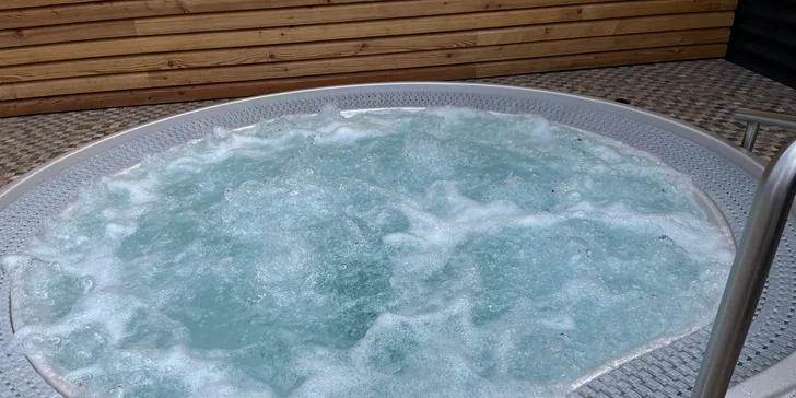 2 hodiny v privátním střešním wellness pro 2 osoby: vířivka s výhledem, sauna i lahev sektu