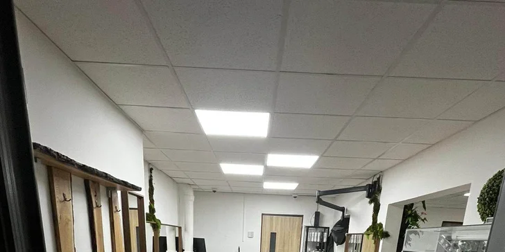 Pánský klasický střih nebo střih á la barber včetně masáže hlavy a úpravy vousů