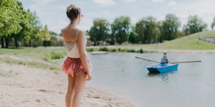 Vstupenka na divadelní představení Rozmarné léto (OPEN AIR) u rybníka v Radonicích