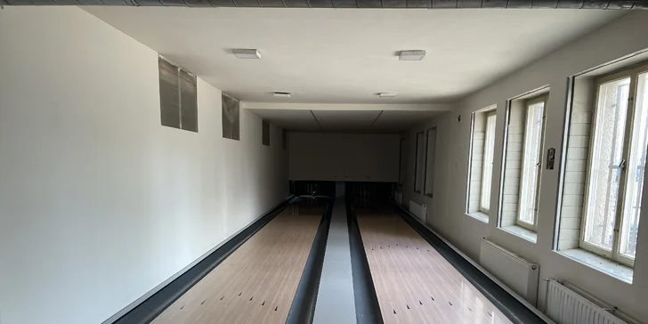 1 nebo 2 hodiny bowlingu až pro 8 hráčů i grilovaná kuřata
