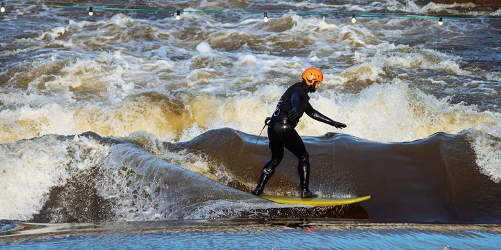 Víkendový surfing na Vltavě s instruktorem: 2hod. skupinová lekce pro 1 osobu