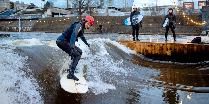 Víkendový surfing na Vltavě s instruktorem: 2hod. skupinová lekce pro 1 osobu