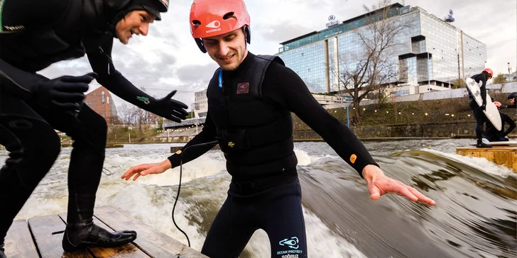 Víkendový surfing na Vltavě s instruktorem: 2hod. skupinová lekce pro 1 osobu