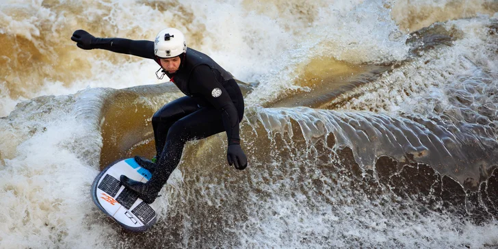 Víkendový surfing na Vltavě s instruktorem: 2hod. skupinová lekce pro 1 osobu