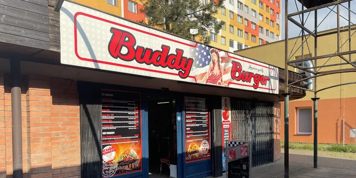 Burger menu s hranolky, salátem a nápojem k odnosu s sebou pro jednoho i pár