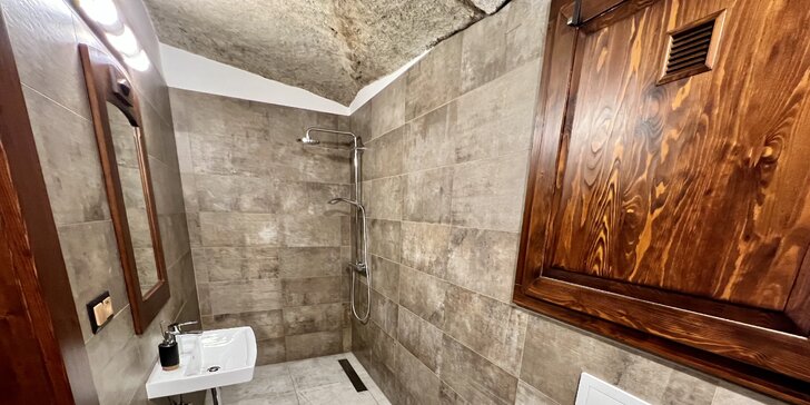 Netradiční pokoj v pískovcové skále: romantická atmosféra, vlastní koupelna a snídaně v ceně