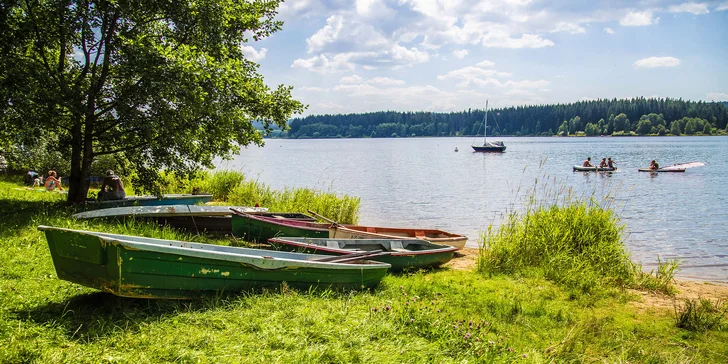 Pronájem rekreační chaty v Hořicích na Šumavě: až 6 osob, kuchyňka, gril i ohniště, hřiště s trampolínou