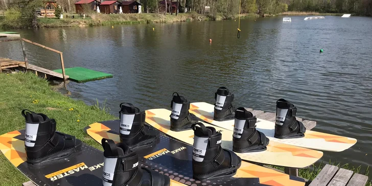 Hodina na wakeboardu: soukromý pronájem vleku a zapůjčení vybavení pro 2 osoby