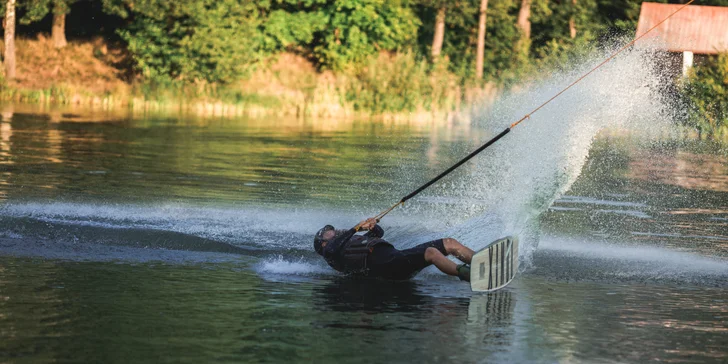 Hodina na wakeboardu: soukromý pronájem vleku a zapůjčení vybavení pro 2 osoby