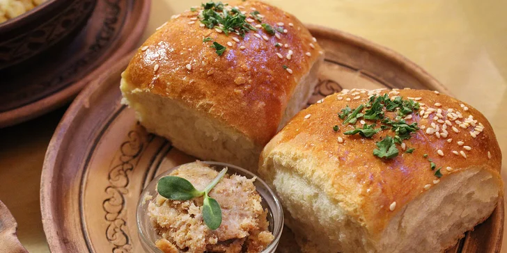 V autentické ukrajinské restauraci Berehynia – Bleriot na vás čeká čtyřchodové menu pro dvě osoby.