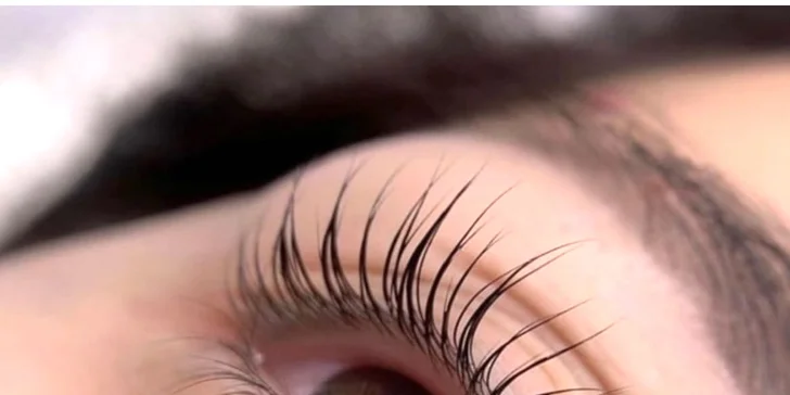 Lash lifting a výživa pro krásné, přírodní řasy