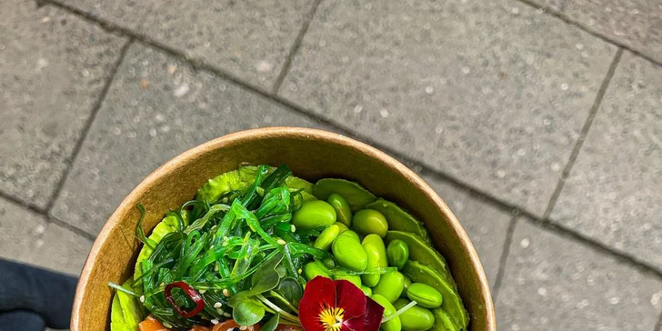 Lososový nebo vegetariánský poke bowl i s ice tea pro 1 či 2 osoby